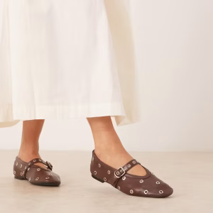 Glamorous ballet flats with buckle straps and grommets in brown