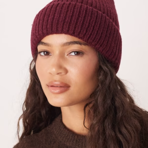 Sui Ava Nico beanie in bungundy